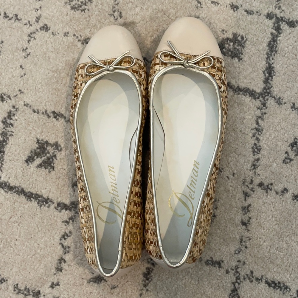 Delman woven flat. Gold glitter accents